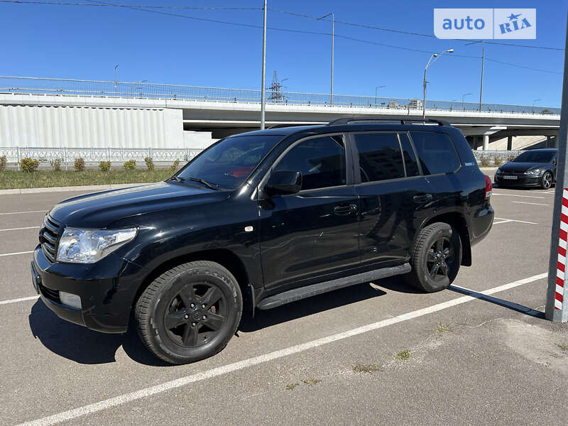 2010 toyota land cruiser 200