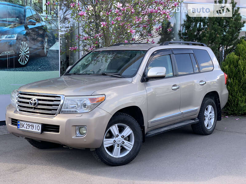 2012 toyota land cruiser 200