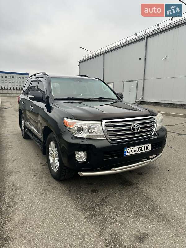 2012 toyota land cruiser 200