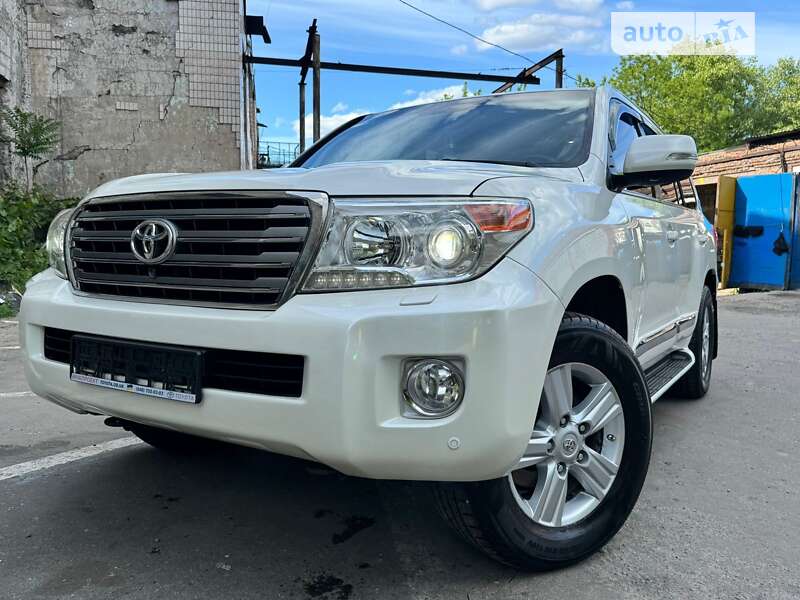 2013 toyota land cruiser 200