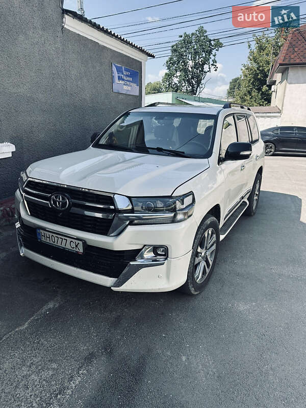 2014 toyota land cruiser 200