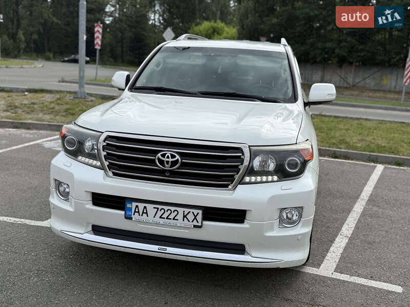 2014 toyota land cruiser 200