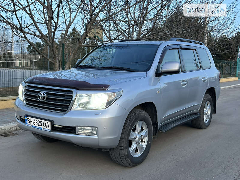 2010 toyota land cruiser 200