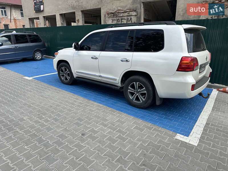 2012 toyota land cruiser 200