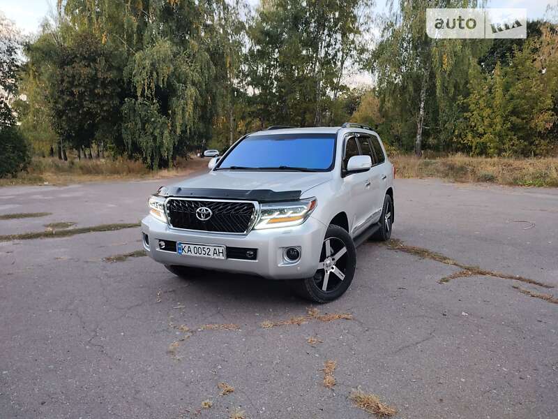 2012 toyota land cruiser 200