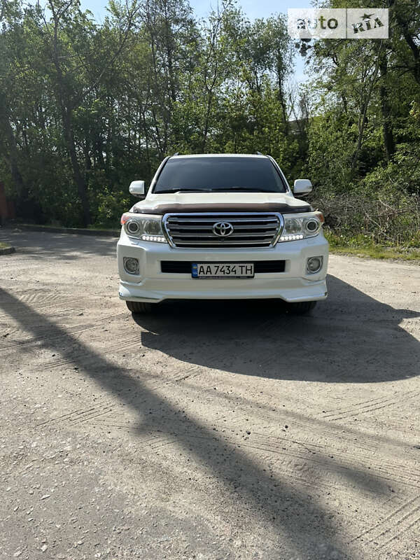 2012 toyota land cruiser 200