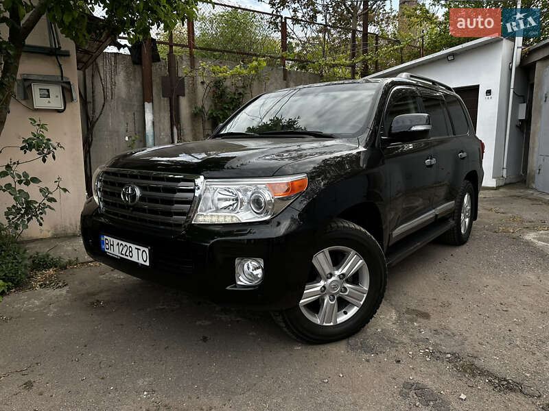 2012 toyota land cruiser 200