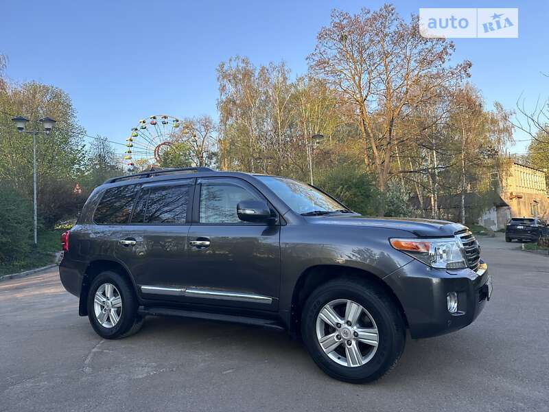 2013 toyota land cruiser 200