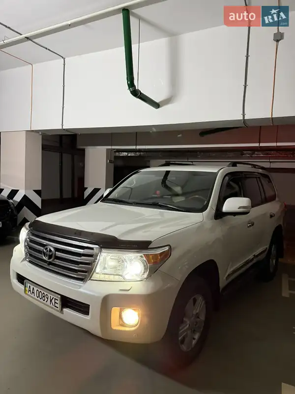 2013 toyota land cruiser 200