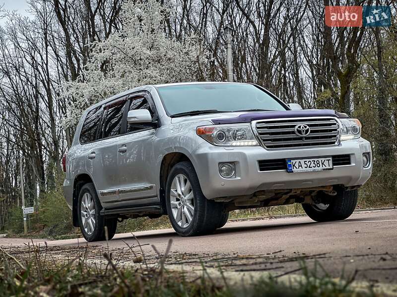 2013 toyota land cruiser 200