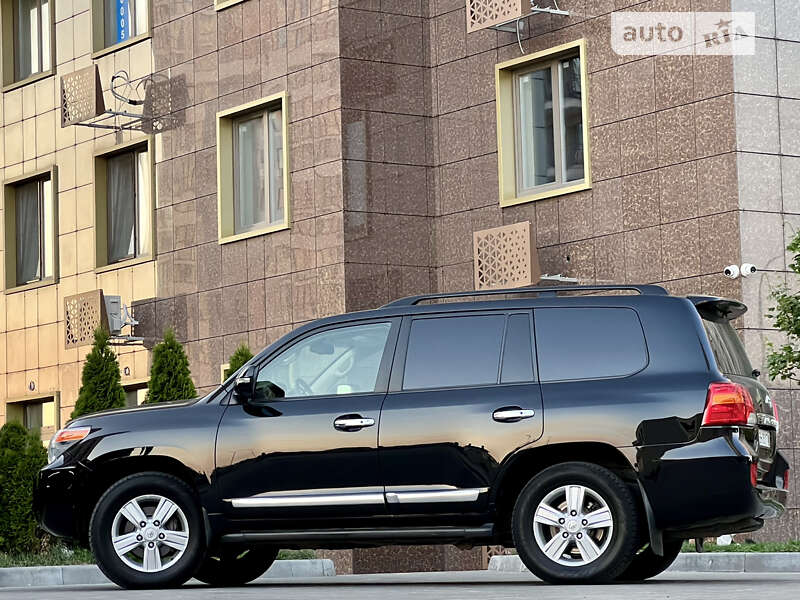 2013 toyota land cruiser 200