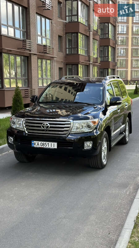 2013 toyota land cruiser 200