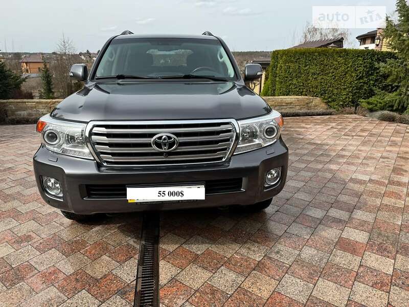 2013 toyota land cruiser 200