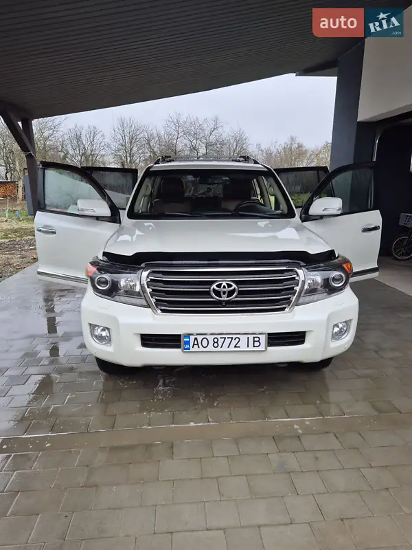 2014 toyota land cruiser 200