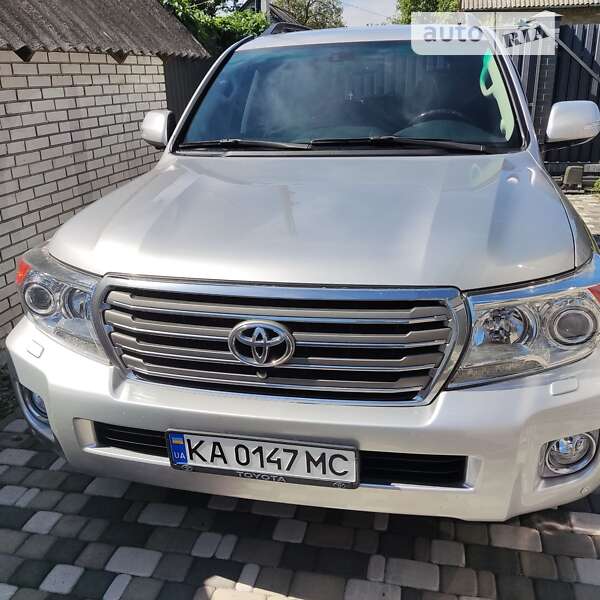 2012 toyota land cruiser 200
