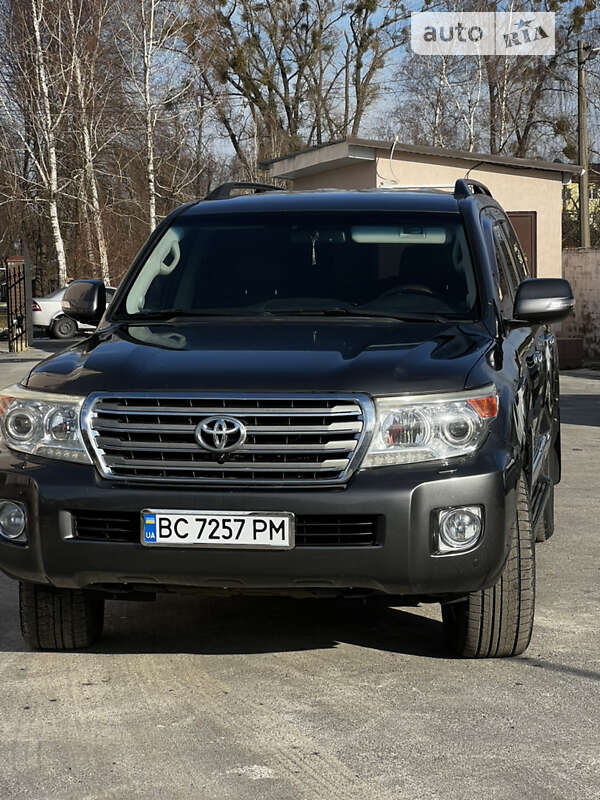 2012 toyota land cruiser 200