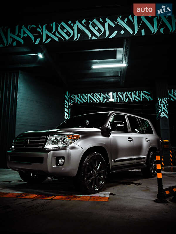 2013 toyota land cruiser 200