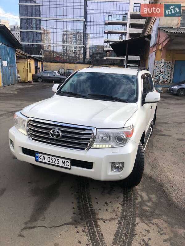 2013 toyota land cruiser 200