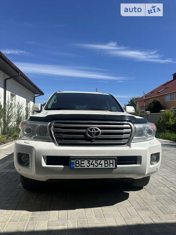 2013 toyota land cruiser 200
