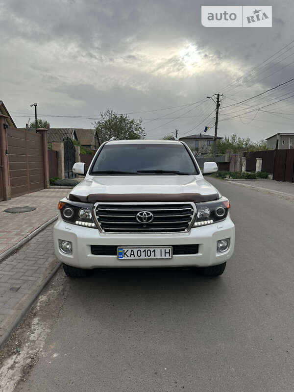 2014 toyota land-cruiser-200