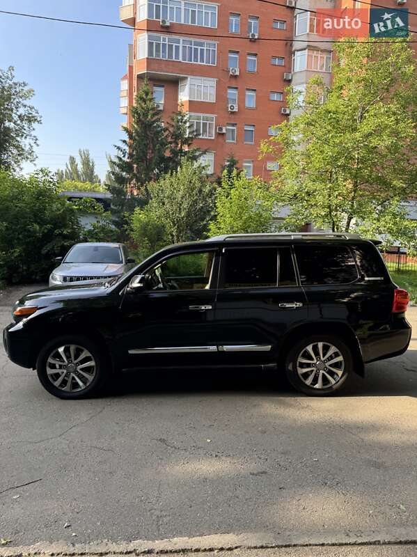 2014 toyota land cruiser 200