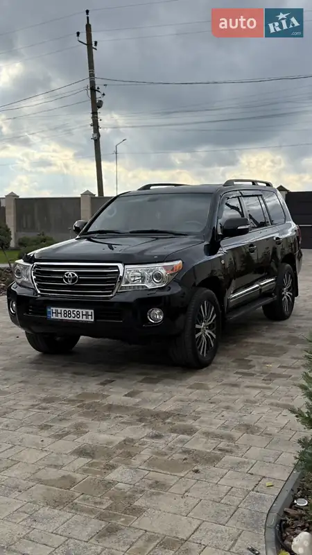 2011 toyota land cruiser 200
