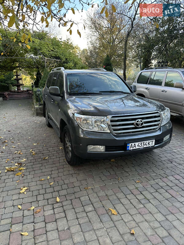 2011 toyota land cruiser 200