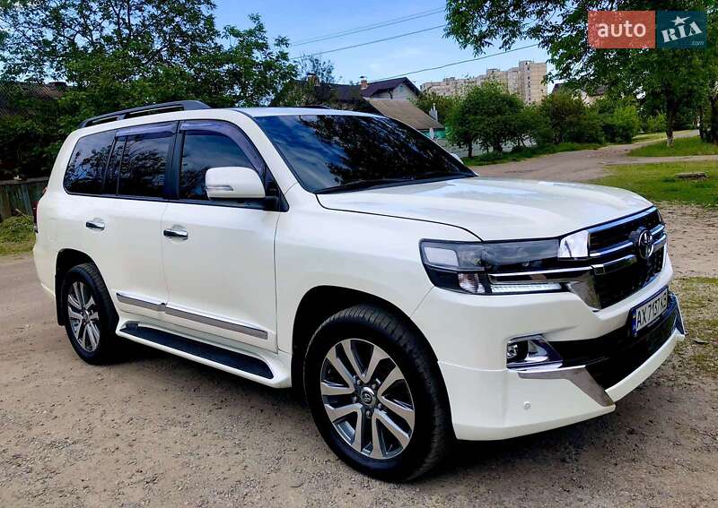 2012 toyota land cruiser 200