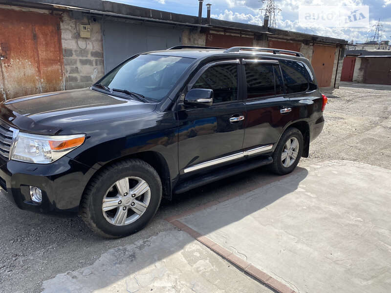 2013 toyota land cruiser 200