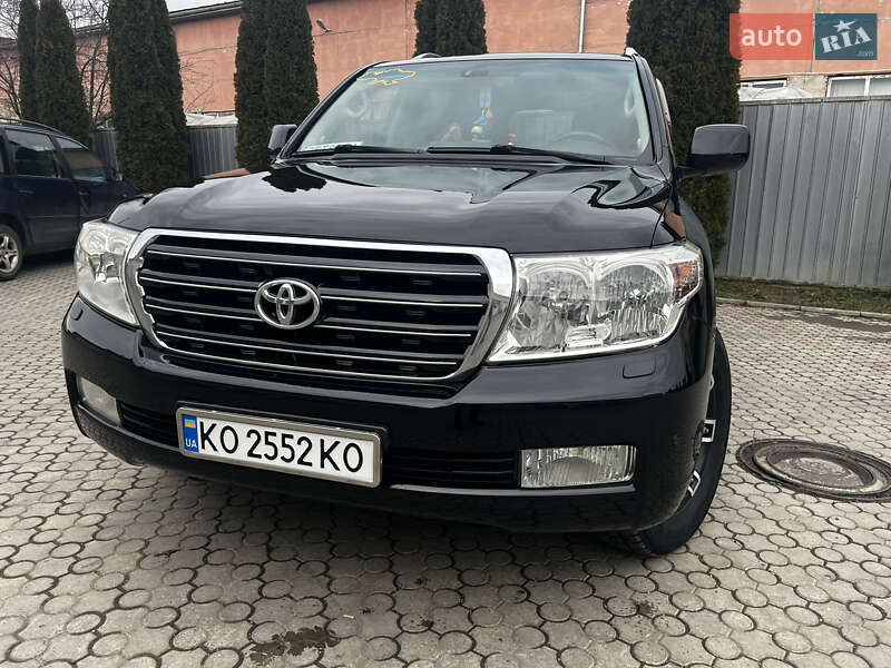 2011 toyota land cruiser 200