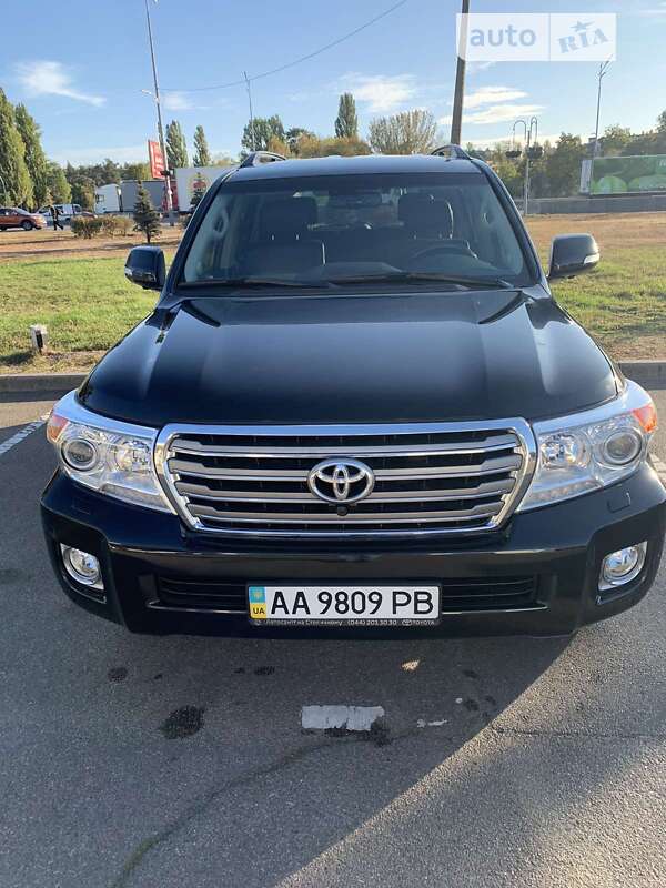 2013 toyota land cruiser 200