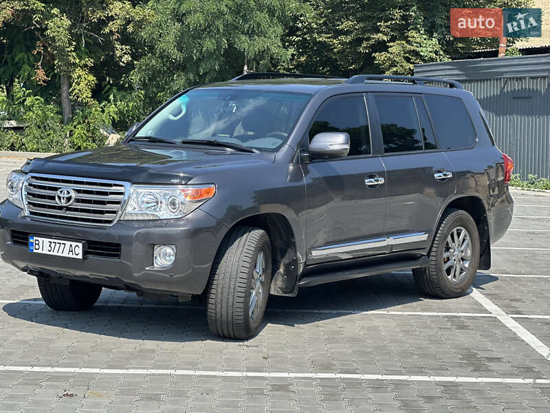 2013 toyota land cruiser 200