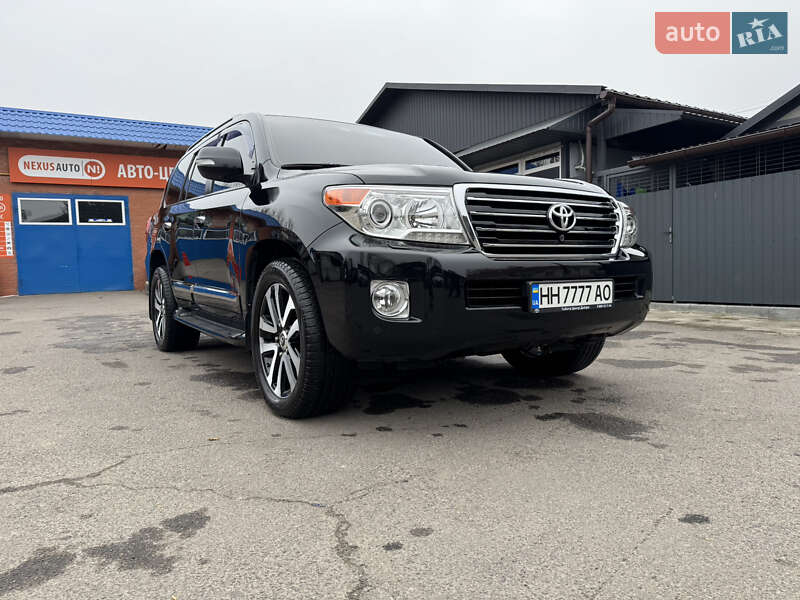 2013 toyota land cruiser 200