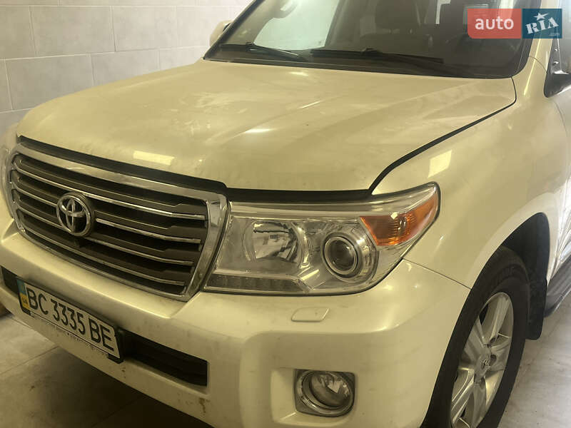 2014 toyota land cruiser 200
