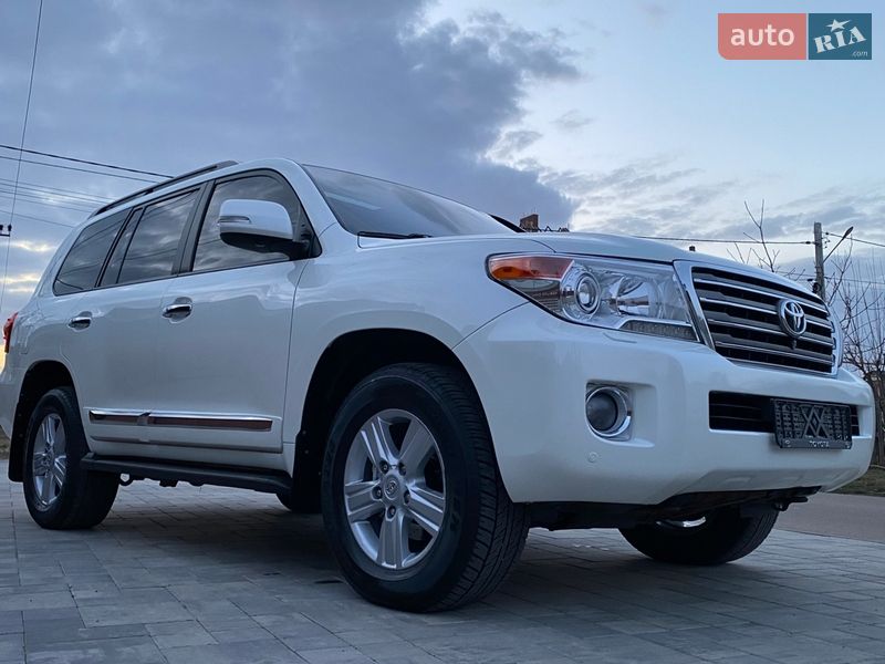 2014 toyota land-cruiser-200