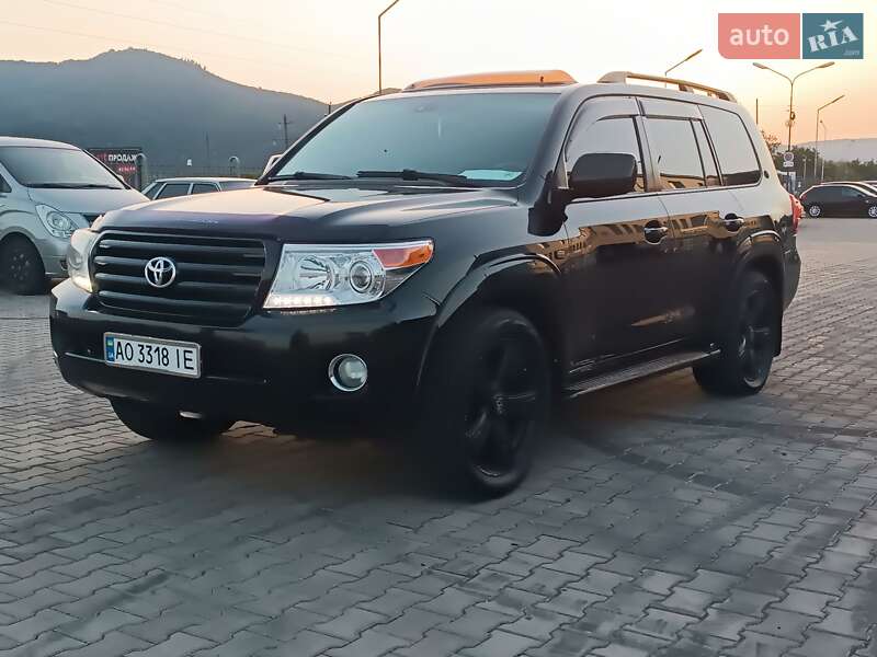 2011 toyota land cruiser 200
