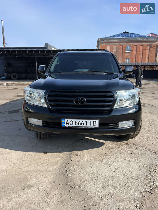 2011 toyota land cruiser 200