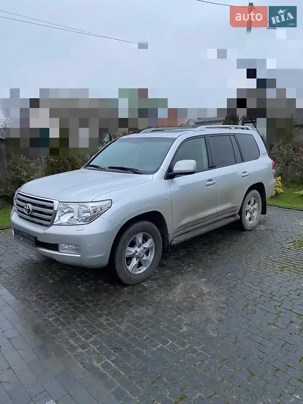2011 toyota land cruiser 200