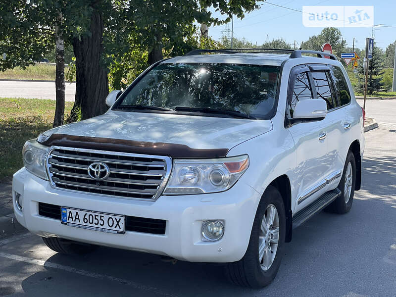 2012 toyota land cruiser 200