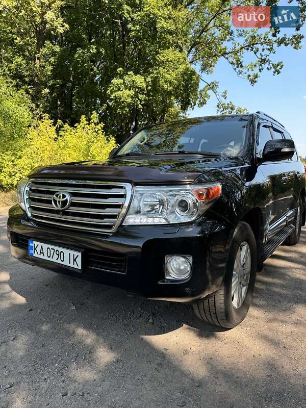 2012 toyota land cruiser 200