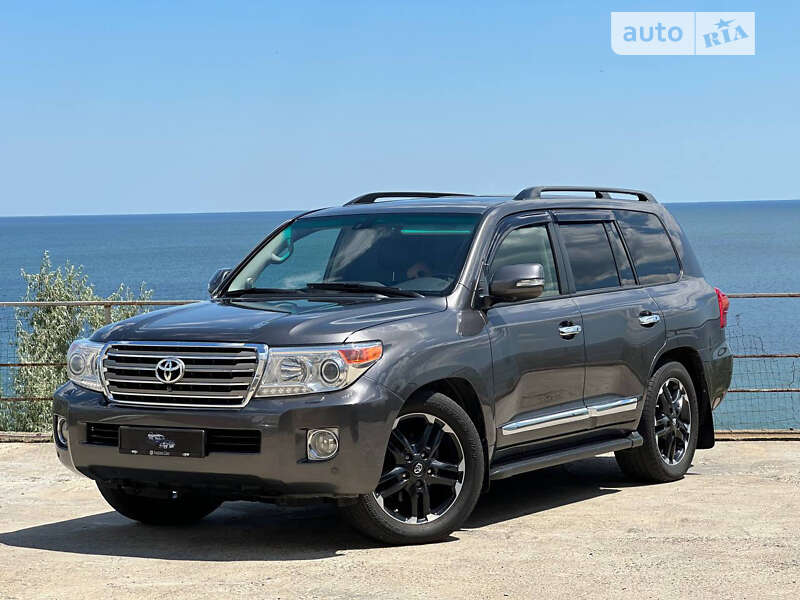 2012 toyota land cruiser 200