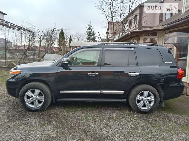 2013 toyota land cruiser 200