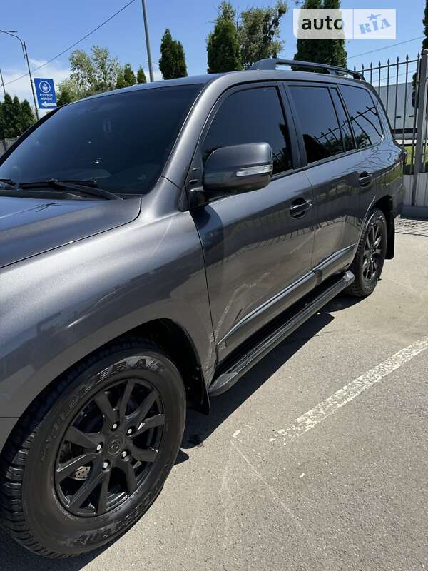 2013 toyota land cruiser 200