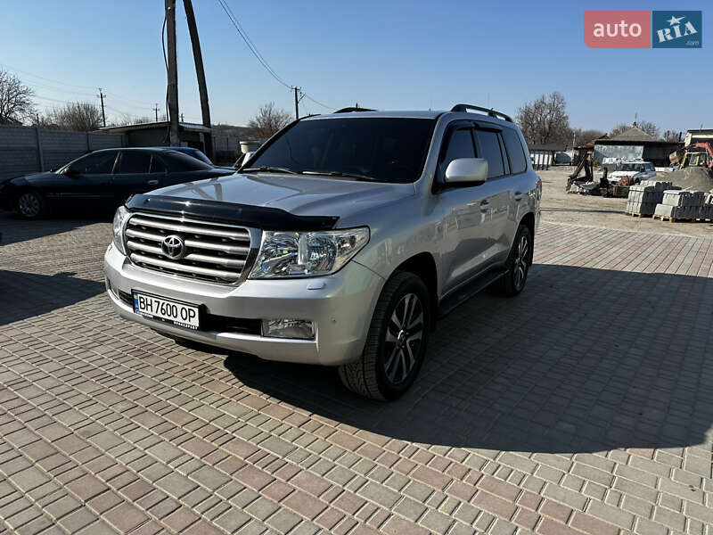 2010 toyota land cruiser 200