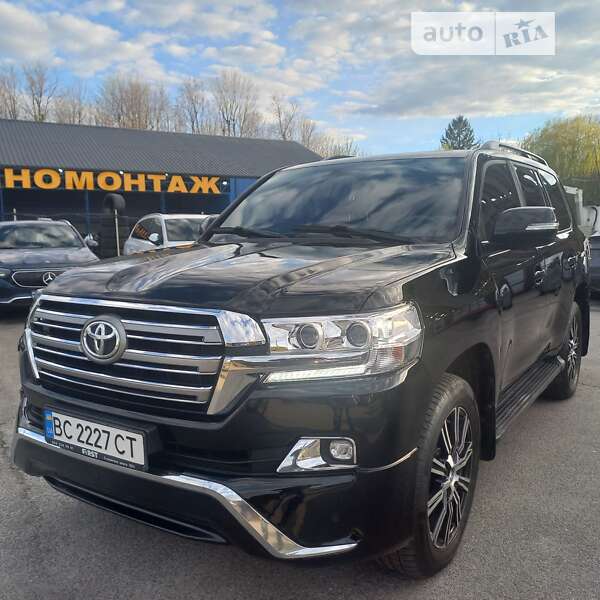 2010 toyota land cruiser 200