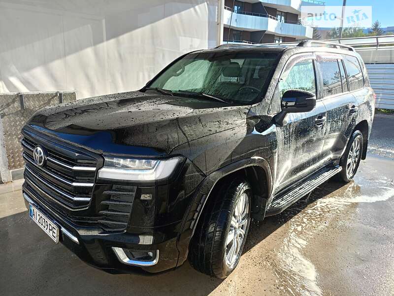 2011 toyota land cruiser 200