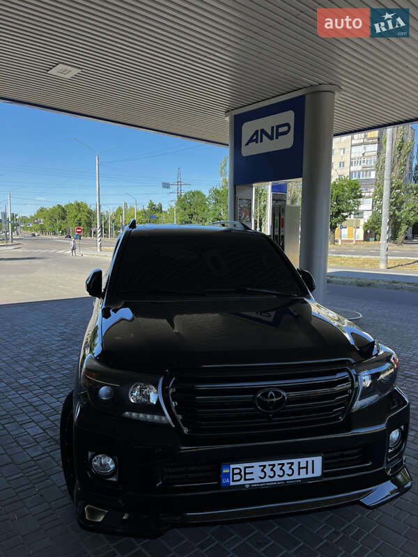 2012 toyota land cruiser 200
