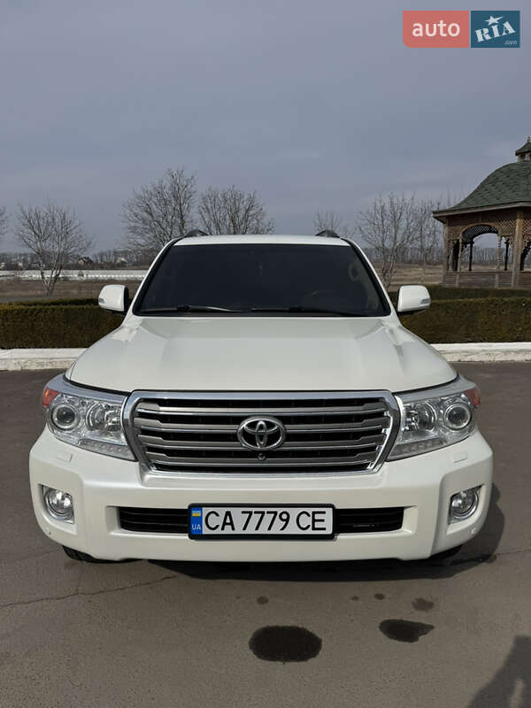 2013 toyota land cruiser 200