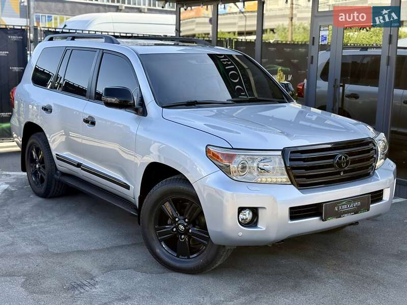 2013 toyota land cruiser 200