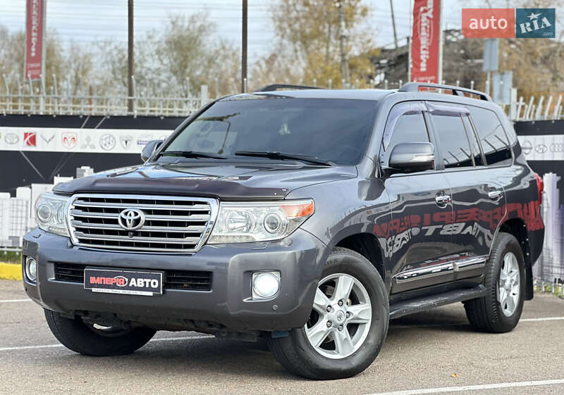 2013 toyota land cruiser 200